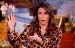 Os apresentadores de ‘The View’ reviram os olhos para a façanha da vovó de Trump no DoorDash: ‘Ela é mais disciplinada em termos de mensagens do que ele’ Os apresentadores de 'The View' reviram os olhos para a façanha da vovó de Trump no DoorDash: 'Ela é mais disciplinada em termos de mensagens do que ele'