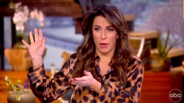 Os apresentadores de 'The View' reviram os olhos para a façanha da vovó de Trump no DoorDash: 'Ela é mais disciplinada em termos de mensagens do que ele'
