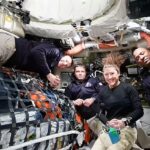 A tripulação do Artemis II (foto à esquerda): o astronauta canadense e especialista em missões Jeremy Hansen, o comandante Reid Wiseman, a especialista em missões Christina Koch e o piloto Victor Glover