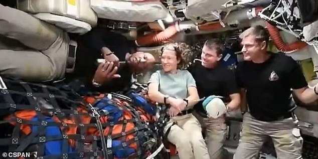 Os astronautas do Artemis II enviam mensagens emocionantes para casa Os quatro astronautas da NASA que faziam parte da histórica missão Artemis II Moon transmitiram mensagens poderosas aos entes queridos na Terra