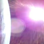 A vista da espaçonave enquanto ela realizava a injeção translunar, empurrando a cápsula Orion em direção à lua