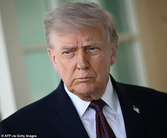 Os britânicos enfrentam escassez 'dentro de semanas', apesar da afirmação Os britânicos enfrentarão escassez dentro de 'duas ou três semanas', à medida que a guerra de Donald Trump com o Irã se arrasta, afirmou-se