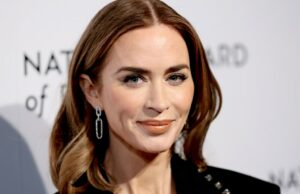 Os cachos sem frizz de Emily Blunt são devidos a um óleo de cabelo de US $ 13 que os compradores chamam de ‘incrivelmente bom’ Amal Clooney no