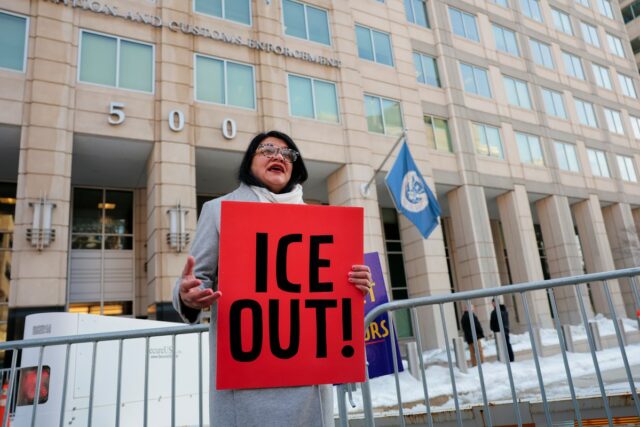 Os centros de detenção do ICE seriam banidos sob nova proposta: lista de patrocinadores
