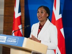 Os conservadores ameaçam um confronto na Câmara dos Comuns se Starmer não confessar o fiasco da verificação de Mandelson – enquanto Kemi estabelece o prazo para o primeiro-ministro divulgar todas as informações sobre sua nomeação como embaixador dos EUA Kemi Badenoch (foto) deu a Sir Keir Starmer até sexta-feira para divulgar todas as informações sobre a nomeação de Mandelson como embaixador dos EUA - e prometeu usar 'todos os procedimentos parlamentares possíveis' se o número 10 não cumprir