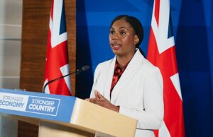 Os conservadores ameaçam um confronto na Câmara dos Comuns se Starmer não confessar o fiasco da verificação de Mandelson – enquanto Kemi estabelece o prazo para o primeiro-ministro divulgar todas as informações sobre sua nomeação como embaixador dos EUA Kemi Badenoch (foto) deu a Sir Keir Starmer até sexta-feira para divulgar todas as informações sobre a nomeação de Mandelson como embaixador dos EUA - e prometeu usar 'todos os procedimentos parlamentares possíveis' se o número 10 não cumprir