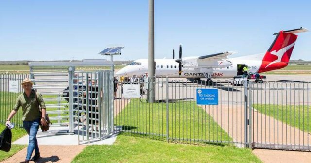 Os cortes de rotas da Qantas afetarão duramente os viajantes As áreas regionais potencialmente não terão nenhum serviço aéreo se a Qantas se retirar, diz um especialista. Foto: Stuart Walmsley/AAP PHOTOS