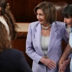 A deputada e ex-presidente da Câmara, Nancy Pelosi, uma democrata da Califórnia, chega antes do rei Carlos III da Grã-Bretanha falar em uma reunião conjunta do Congresso na Câmara da Câmara, no Capitólio dos EUA, terça-feira, 28 de abril de 2026, em Washington