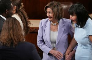 Os democratas ‘Sem Reis’ que compareceram ao grande discurso do rei Charles no Capitólio foram expostos A deputada e ex-presidente da Câmara, Nancy Pelosi, uma democrata da Califórnia, chega antes do rei Carlos III da Grã-Bretanha falar em uma reunião conjunta do Congresso na Câmara da Câmara, no Capitólio dos EUA, terça-feira, 28 de abril de 2026, em Washington