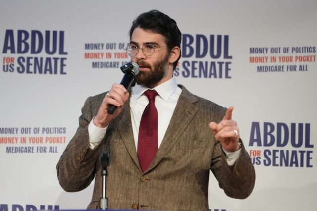 Hasan Piker fala em um comício de campanha de Abdul El-Sayed, um candidato progressista nas primárias democratas para o Senado dos EUA em Michigan, terça-feira, 7 de abril de 2026, na Universidade de Michigan em Ann Arbor, Michigan.