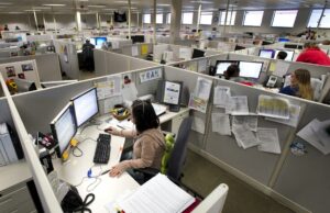 Os estados enfrentam outro desafio com as regras de trabalho do Medicaid: escassez de pessoal Desenho animado de Mike Luckovich