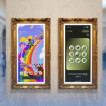 Três smartphones exibindo telas iniciais minimalistas do Niagara Launcher com listas verticais de aplicativos contra um fundo abstrato azul.