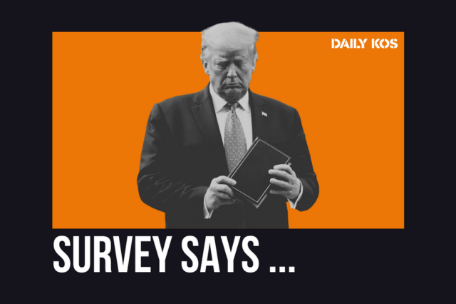 Os evangélicos brancos estão irritados com Trump – mas há O ex-presidente republicano candidato à presidência Donald Trump recebe oração com a pastora Paula White durante a Cúpula Nacional de Fé na Igreja Worship With Wonders, segunda-feira, 28 de outubro de 2024, em Powder Springs, Geórgia.