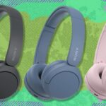 Os fones de ouvido sem fio Sony WH-CH520 pretos em um fundo preto