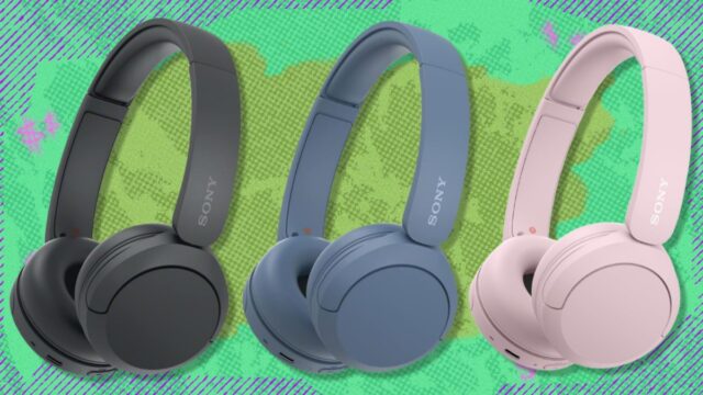 Os fones de ouvido sem fio Sony WH-CH520 pretos em um fundo preto