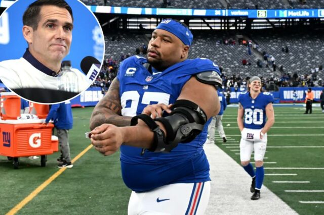 O tackle defensivo do New York Giants, Dexter Lawrence II (97), sai do campo depois que os Giants derrotaram o Dallas Cowboys por 34-17 em East Rutherford, NJ. 