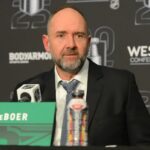 O técnico Peter DeBoer do Dallas Stars fala à mídia após a derrota de seu time contra o Edmonton Oilers no terceiro jogo das finais da Conferência Oeste dos playoffs da Stanley Cup de 2025 em Rogers Place em 12 de maio de 2025, em Edmonton, Alberta, Canadá.