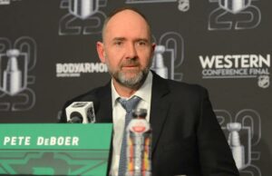 Os ilhéus pularam na linha para prender Pete DeBoer com mais do que apenas salvar esta temporada em mente O técnico Peter DeBoer do Dallas Stars fala à mídia após a derrota de seu time contra o Edmonton Oilers no terceiro jogo das finais da Conferência Oeste dos playoffs da Stanley Cup de 2025 em Rogers Place em 12 de maio de 2025, em Edmonton, Alberta, Canadá.
