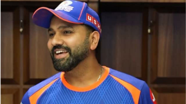 Os indianos de Mumbai comemoram a jornada de 15 anos Os indianos de Mumbai comemoram a jornada de 15 anos de Rohit Sharma com a franquia