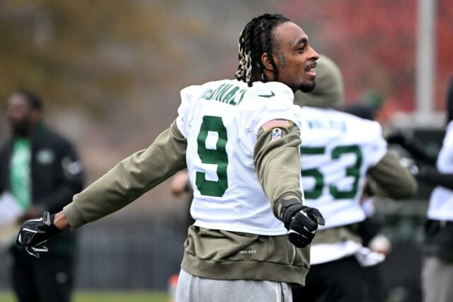 O lado defensivo dos Jets, Will McDonald IV (9), se alonga durante o treino em Florham Park, NJ.