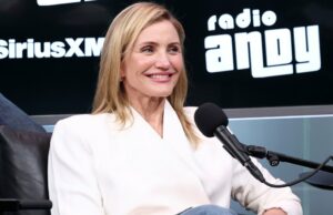 Os jeans com punho de Cameron Diaz são um truque inteligente (e chique) para roupas de primavera Chrissy Teigen é vista em 26 de março de 2026 em Los Angeles, Califórnia.