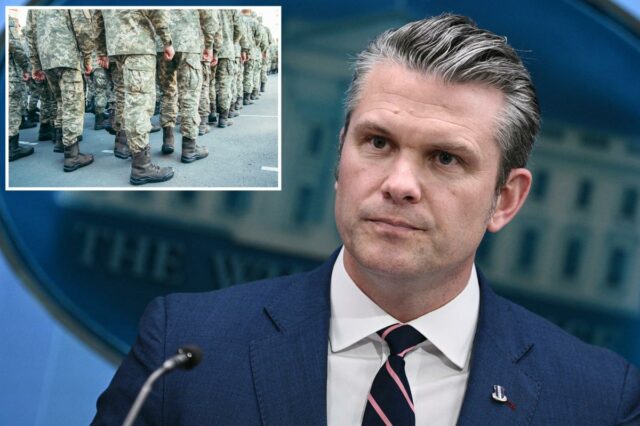 Os jovens elegíveis serão automaticamente registrados para o recrutamento militar Exército de botas militares caminha pela colheita do campo de desfile photo