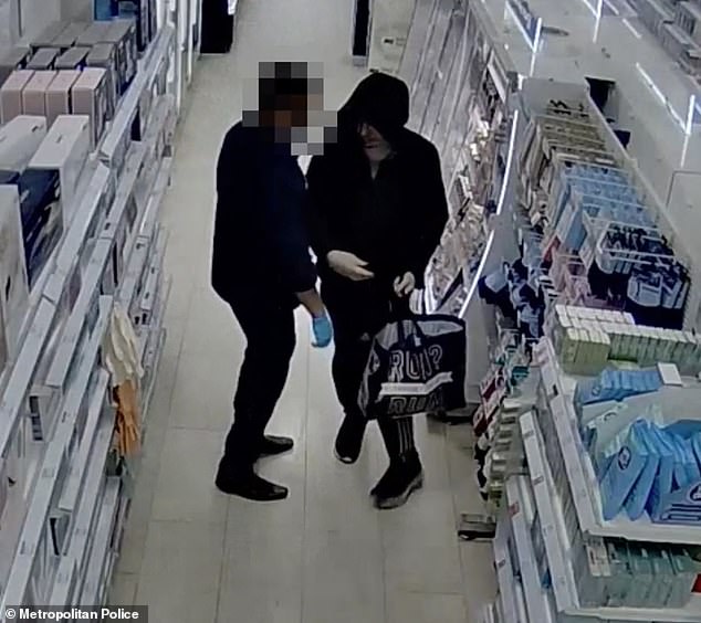 Os ladrões de lojas estão escapando da justiça porque os Imagens de vídeo mostrando o criminoso Liam Hutchinson roubando Boots. Ele ficou preso por um ano