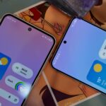 Vista traseira do Samsung Galaxy A57 e do Galaxy A37, mostrando suas configurações de câmera tripla em um fundo geométrico verde.