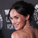 Shanice Messina é vista vestindo uma calça curta marlene bouclé rosa da Zara, uma jaqueta box bouclé rosa da Zara, um par de mocassins de couro marfim com detalhe de logotipo dourado da Chanel, uma bolsa Kelly branca com detalhes dourados da Hermès, anéis empilhados com pedras preciosas da Pomellato, uma pulseira dourada Just en Clou e LOVE da Cartier em 11 de maio de 2025 em Munique, Alemanha.