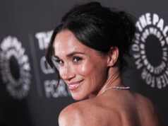 Os mocassins luxuosos de Meghan Markle estão substituindo as sandálias nesta primavera Shanice Messina é vista vestindo uma calça curta marlene bouclé rosa da Zara, uma jaqueta box bouclé rosa da Zara, um par de mocassins de couro marfim com detalhe de logotipo dourado da Chanel, uma bolsa Kelly branca com detalhes dourados da Hermès, anéis empilhados com pedras preciosas da Pomellato, uma pulseira dourada Just en Clou e LOVE da Cartier em 11 de maio de 2025 em Munique, Alemanha.