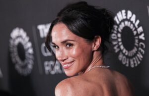 Os mocassins luxuosos de Meghan Markle estão substituindo as sandálias nesta primavera Shanice Messina é vista vestindo uma calça curta marlene bouclé rosa da Zara, uma jaqueta box bouclé rosa da Zara, um par de mocassins de couro marfim com detalhe de logotipo dourado da Chanel, uma bolsa Kelly branca com detalhes dourados da Hermès, anéis empilhados com pedras preciosas da Pomellato, uma pulseira dourada Just en Clou e LOVE da Cartier em 11 de maio de 2025 em Munique, Alemanha.