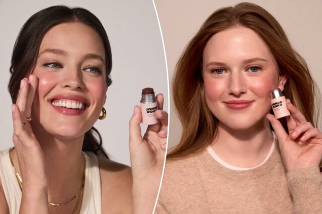 Jones Road Blushing Stick em um tom orvalhado.