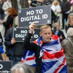 A identificação digital enfrentou grande oposição do público e dos parlamentares trabalhistas, o que forçou Starmer a reverter sua política para torná-la obrigatória para as pessoas trabalharem no Reino Unido