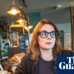 A jornalista do Guardian, Elle Hunt, testa um par de óculos inteligentes Meta Ray Ban no Wright's Cafe em Norwich