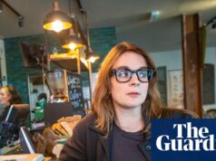 Os óculos de IA da Meta e o surgimento da tecnologia vestível – podcast A jornalista do Guardian, Elle Hunt, testa um par de óculos inteligentes Meta Ray Ban no Wright's Cafe em Norwich