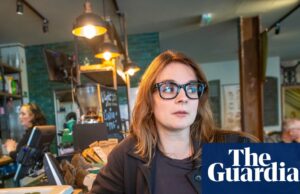 Os óculos de IA da Meta e o surgimento da tecnologia vestível – podcast A jornalista do Guardian, Elle Hunt, testa um par de óculos inteligentes Meta Ray Ban no Wright's Cafe em Norwich