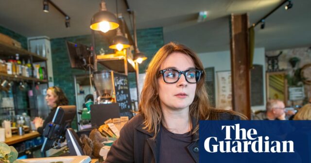 A jornalista do Guardian, Elle Hunt, testa um par de óculos inteligentes Meta Ray Ban no Wright's Cafe em Norwich