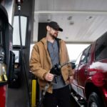 Kaleb Shoemaker pega a bomba enquanto abastece seu caminhão em 2 de abril de 2026, no QuikTrip em Des Moines, Iowa.