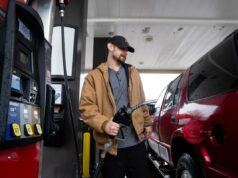 Os preços do gás no Texas estão entre os mais baratos do país. Veja onde o estado está classificado Kaleb Shoemaker pega a bomba enquanto abastece seu caminhão em 2 de abril de 2026, no QuikTrip em Des Moines, Iowa.