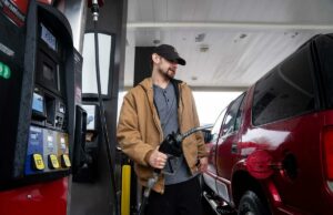 Os preços do gás no Texas estão entre os mais baratos do país. Veja onde o estado está classificado Kaleb Shoemaker pega a bomba enquanto abastece seu caminhão em 2 de abril de 2026, no QuikTrip em Des Moines, Iowa.