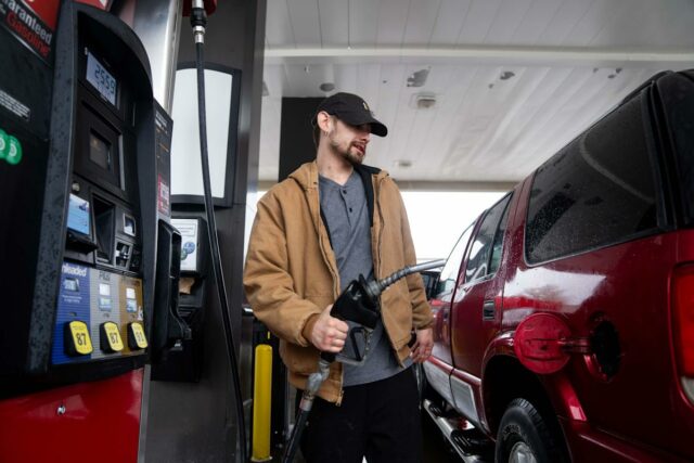 Kaleb Shoemaker pega a bomba enquanto abastece seu caminhão em 2 de abril de 2026, no QuikTrip em Des Moines, Iowa.