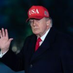 Os preços do petróleo subiram mais de 100 dólares por barril, à medida que os mercados reagiram ao anúncio de Donald Trump de um bloqueio que impede o acesso ao Estreito de Ormuz para navios com destino ao Irão.