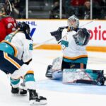 Rebecca Leslie (37) de Ottawa marca em Kayle Osborne durante o primeiro período da derrota dos Sirens por 5 a 1 para o Charge em 18 de abril de 2026.