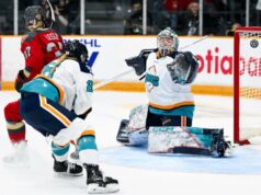 Os problemas da estrada dos Sirens continuam com derrota para Charge enquanto as esperanças nos playoffs desaparecem Rebecca Leslie (37) de Ottawa marca em Kayle Osborne durante o primeiro período da derrota dos Sirens por 5 a 1 para o Charge em 18 de abril de 2026.