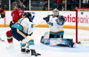 Os problemas da estrada dos Sirens continuam com derrota para Charge enquanto as esperanças nos playoffs desaparecem Rebecca Leslie (37) de Ottawa marca em Kayle Osborne durante o primeiro período da derrota dos Sirens por 5 a 1 para o Charge em 18 de abril de 2026.
