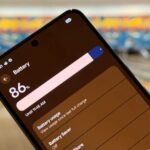 Google Pixel Fold e Pixel 7 Pro segurados ao anoitecer