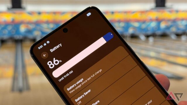 Google Pixel Fold e Pixel 7 Pro segurados ao anoitecer