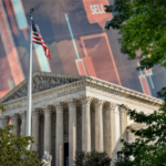 Edifício da Suprema Corte dos EUA com sobreposição de gráficos do mercado de ações, simbolizando ações judiciais da CFTC sobre mercados de previsão e conflitos de leis de jogos de azar