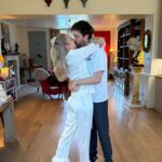 Os recém-casados ​​Roxy Horner e Jack Whitehall fizeram as malas no PDA em uma linda foto do Instagram na segunda-feira