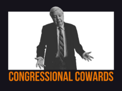 Os republicanos aproveitam as férias em meio à paralisação parcial do governo Nesta imagem de vídeo, o senador Ted Cruz, republicano do Texas, caminha para fazer o check-in de seu voo de volta aos EUA, no Aeroporto Internacional de Cancún, em Cancún, México, quinta-feira, 18 de fevereiro de 2021. (AP Photo/Dan Christian Rojas)